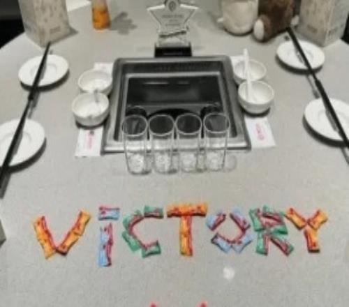 打進S賽海底撈慶祝！Keria用海底撈糖果擺出勝利的英文