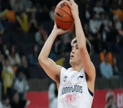 郭艾伦刚复出就统治加时!低开高走16分,结合球与变向仍具杀伤力