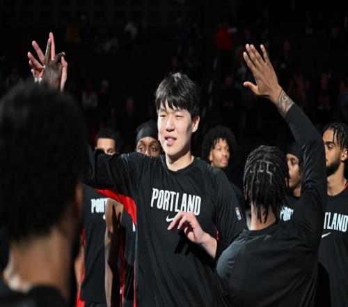 开拓者半场落后20分:杨瀚森首发不到8分钟2中04犯规太悲催