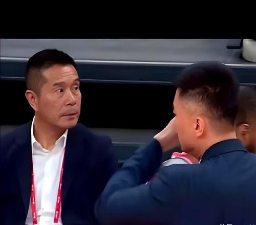 他是CBA获总冠军最多的老板，全运会夺冠站C位，妻子依旧风韵犹存