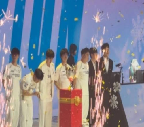 2026第一冠！IG戰(zhàn)勝JDG現(xiàn)場(chǎng)捧起德瑪西亞冠軍獎(jiǎng)杯