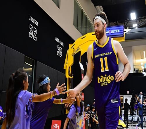 表現(xiàn)逐漸趨于平淡，湖人雙向合同內(nèi)線新星需要提升自己的狀態(tài)