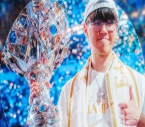 “即使承受損失也想留在T1”O(jiān)ner三次續(xù)約都沒(méi)有進(jìn)入轉(zhuǎn)會(huì)市場(chǎng)