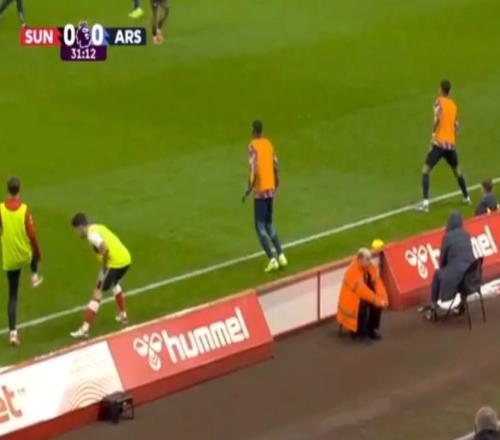 限制槍手界外球戰術，桑德蘭縮短了廣告牌和場地之間的距離