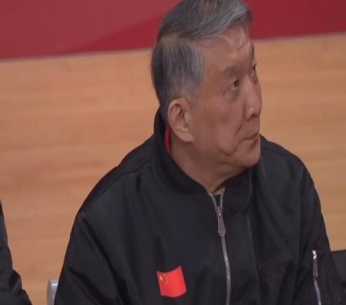 宮魯鳴臉色嚴峻：中國女籃被轟275險遭19分逆轉狂送19失誤