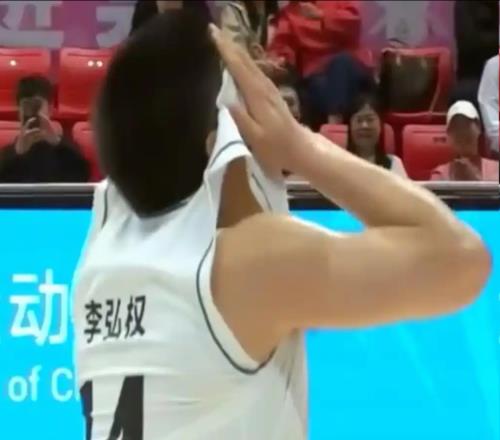 24岁锋将打疯了!全运会2战64分26板,张镇麟空降也难撼动其地位
