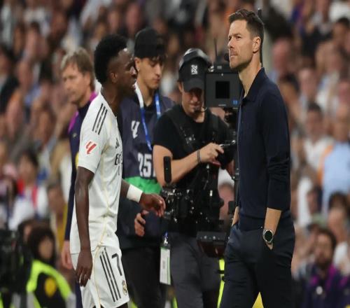 世体:维尼修斯与阿隆索拥抱致意,更衣室内紧张氛围有所缓解