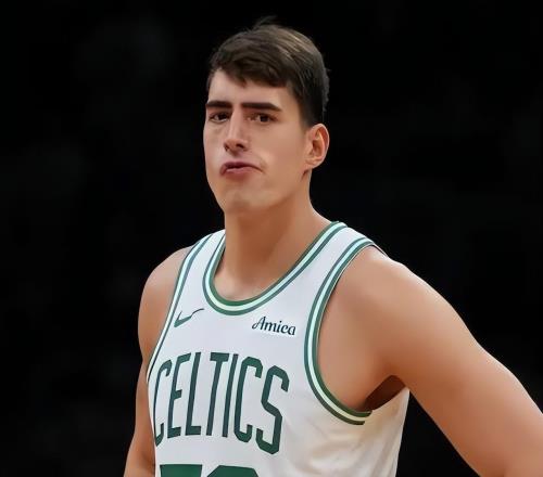 NCAA顶级中锋,却用了5年成为轮换,如今场均7+4,他是小杨的榜样