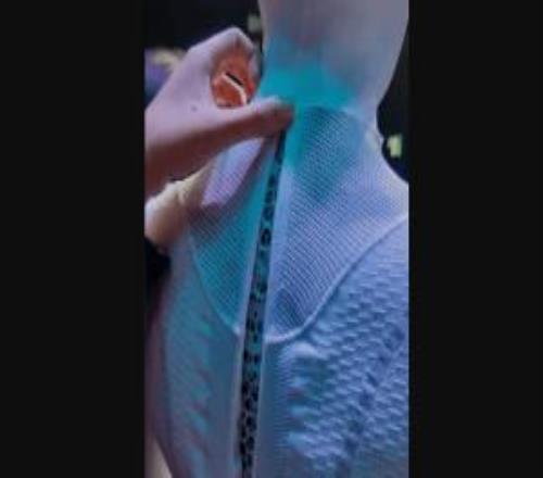 何小鹏给人形机器人“脱衣”回应质疑:小鹏股票直线拉升翻红