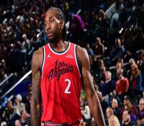 快船15胜3负!伦纳德谈球迷将直播“吃推”:换点别的东西吃吧