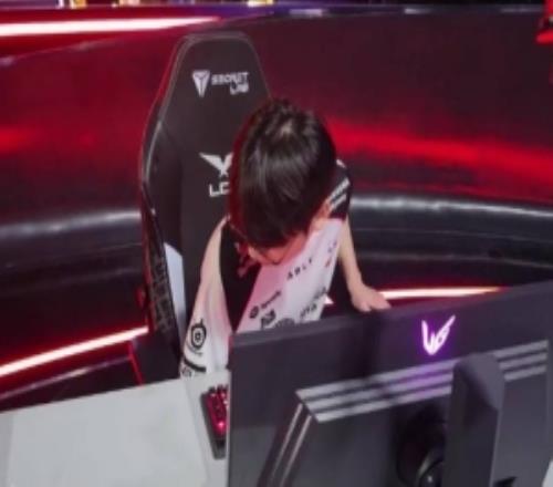 T1對陣HLE賽前調試：peyz全神貫注集中操作