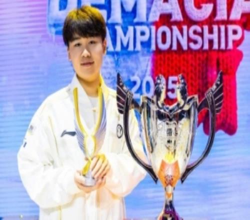 Wei晒德杯奖杯合照:大家辛苦了