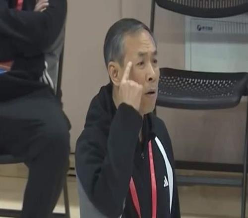 5国手加持干不过平民队!CBA老帅糊涂啊,球迷:又是计划内输球