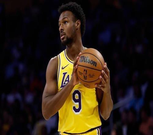 相比于湖人其他替补球员,布朗尼的表现甚至可能还算得上不错了