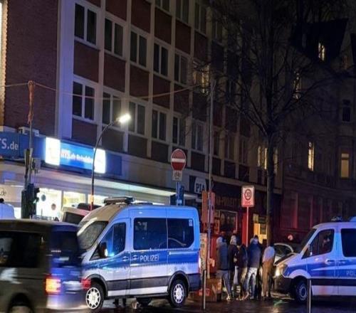 这是要干啥鲁尔:多位多特球迷试图抢走一国米球迷的纪念品