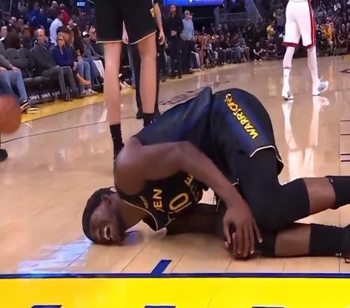 硬漢！巴特勒右膝反關(guān)節(jié)被攙扶下場擠出一絲笑容為勇士提振士氣