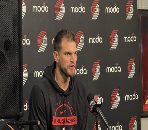 斯普利特:没料到能坐在这个位置,很开心球员们露出了笑容