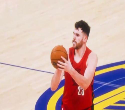 攤手要球被無視+后腦被撞再登場！楊瀚森太拼搏名嘴：隊友太獨了