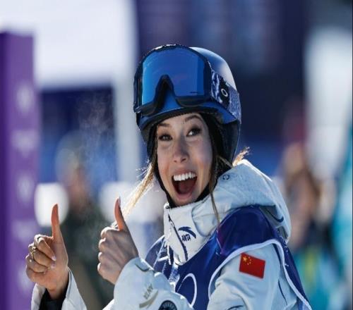 穀愛淩首滑摔倒迅速調整晉級，玩笑回應失誤“抱歉嚇到大家”