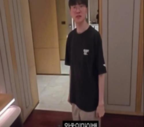 來(lái)成都兩天，F(xiàn)aker的行李箱：兩大本厚厚的書