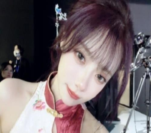 主持人小钰晒照：悄悄的小粉已经溜走了现在登场的是小紫！