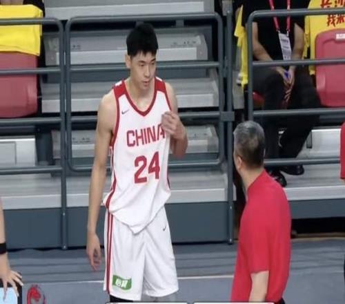群星闪耀，中国男篮热身赛小胜，王俊杰抢11个进攻篮板，徐昕10+8