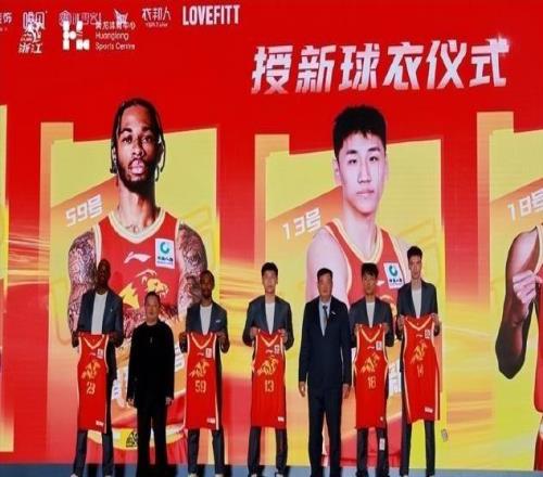 媒体人:山西男篮登上前往杭州的飞机,参加12日举行新赛季揭幕战