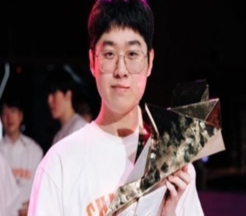 同时打入先锋赛、MSI、S赛决赛的选手：ZeusPeanutCapsBLG四人