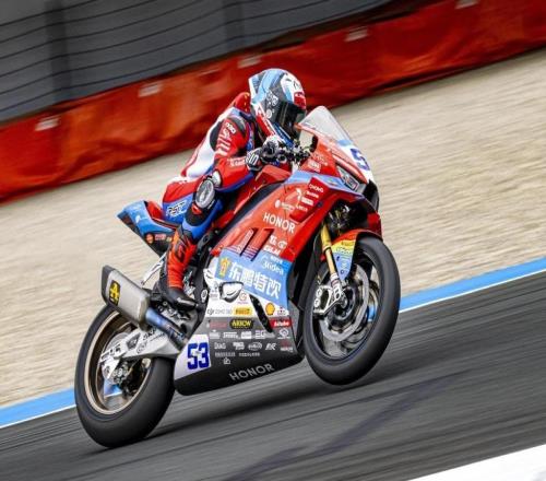 WSBK匈牙利站首回合正赛，张雪机车车手再夺冠！