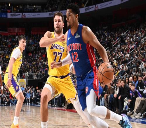 三分绝平三不沾!东契奇32+7+6效率极低:带腿伤鏖战吞里程悲太惨