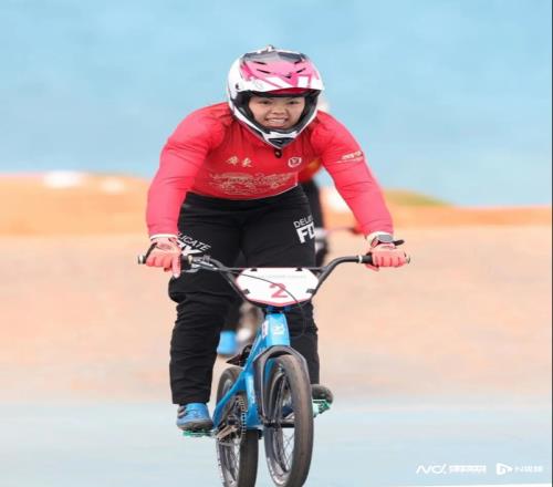云浮籍運(yùn)動(dòng)員廖婉儀為廣東隊(duì)奪得十五運(yùn)競(jìng)速小輪車(chē)項(xiàng)目金牌