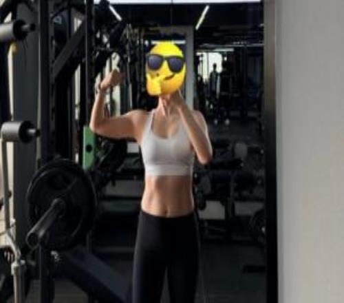 孕初期保持每天运动习惯！余霜分享近照：小腹清晰马甲线