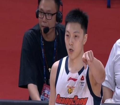 广东生死战大爆发！胡明轩轰21分6助赛季最佳一战强投三分太硬气