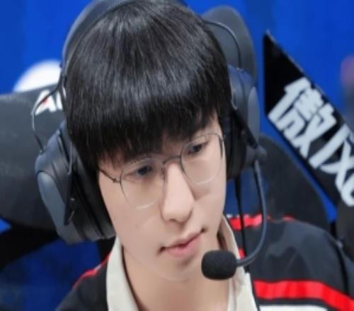 Elk：我覺得輸?shù)哪莾删钟⑿凼炀毝葲]那么夠，然后失誤比較多