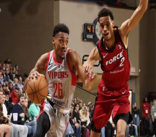 后場新援在火箭二隊的首秀極不成功，他怎么會突然間出現下滑呢