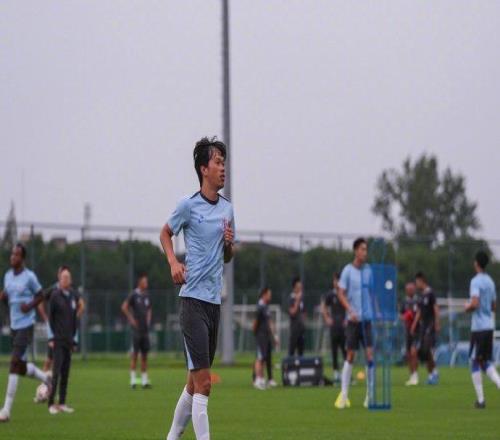 申花一線隊今天重新集結，此前因傷長期缺陣的謝鵬飛參與訓練