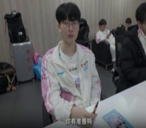 BLG发布线下活动花絮:应援特派员Viper努力营业的第一视角