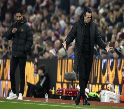 54岁埃梅里激动脱衣怒吼!率队10连胜震撼英超终结对曼联6场不胜