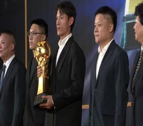 荣耀时刻,王燊超代表实现三连冠的上海海港捧起火神杯