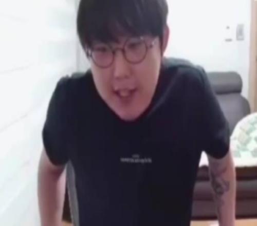 imp讀彈幕秒懂：重生之我怎么在豬圈deft也在他沒(méi)我肥臥槽過(guò)年了