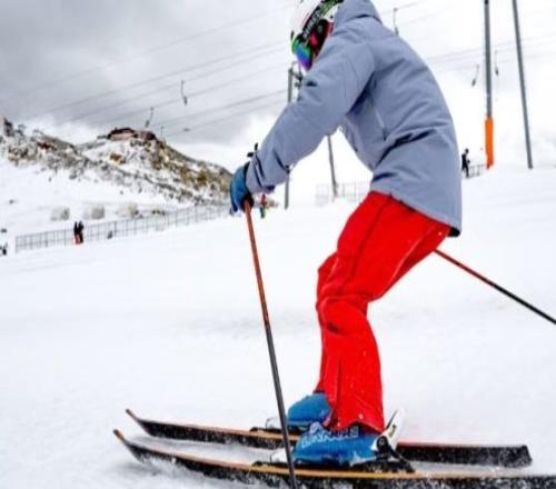 英国滑雪男的新“标配”雪场隐秘陪伴服务，真相没那么简单