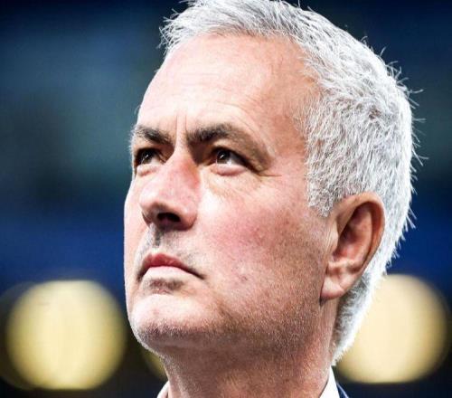 穆里尼奥葡超16场不败!本菲卡40大胜,霸锋戴帽,争冠依旧残酷