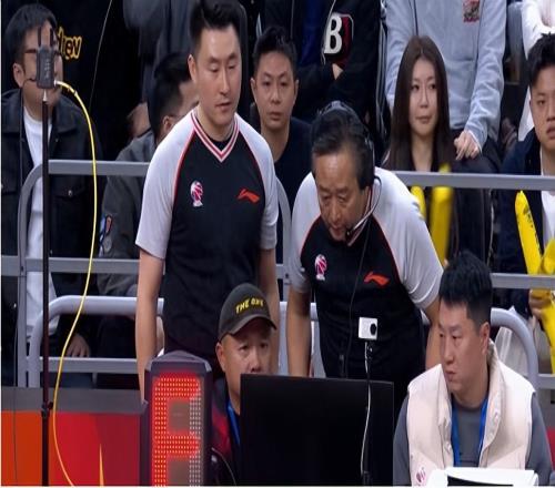 家政和約克踩線了權(quán)威專家：裁判是業(yè)余的，球迷：兩人都不踩線