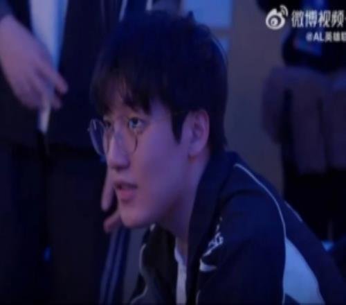 Tarzan:输给T1之后当时确实挺难受,第五把我们如果更强势一点