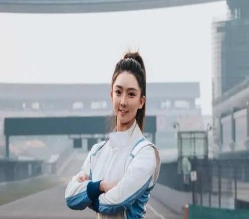 “花480进场没座位只能猫在草丛里看”，围观这个有钱老登社交活动成上海打工人最拉风娱乐项目