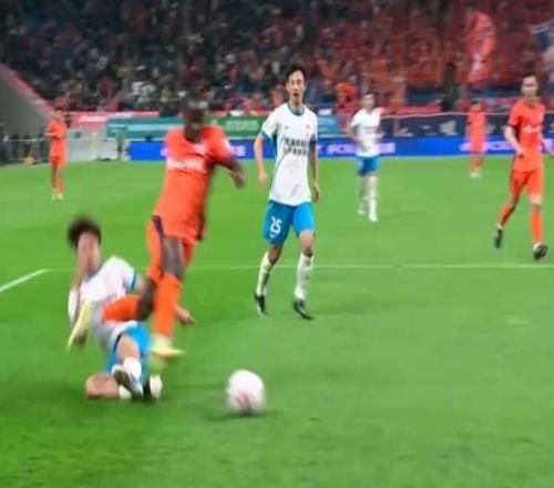 中超争议判罚！叶博亚进球被吹，，，，，，，禁区被铲倒无点，，，，，，，VAR四次介入