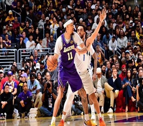 面对独行侠打出了攻守兼备的表现!湖人替补中锋的状态相当惊人