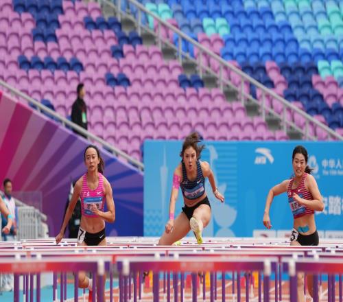 12秒98奪第1！吳艷妮預(yù)賽閃耀比心慶祝，跨欄女神對(duì)決，林雨薇第2
