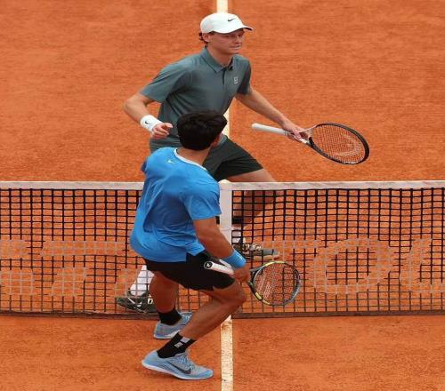 意大利名宿批評阿卡總是愛參加派對,而辛納一天12個小時都是網球