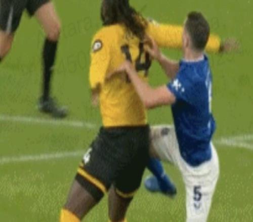 莫耶斯谈迈克尔基恩红牌:头发留得长被拽的概率自然就更高